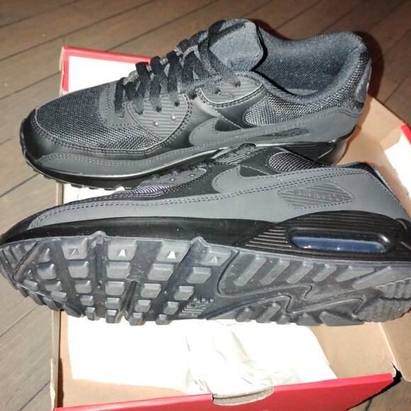 Men's 10 1/2 black on black Air Max 90s - Picture 3 of 8